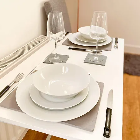 Glades Lovely Self Contained Apartment-studio In Super South West Location By Staystaycations Apartment