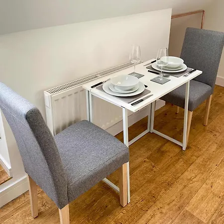 Apartment Glades Lovely Self Contained Apartment-studio In Super South West Location By Staystaycations