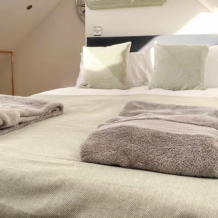 Glades Lovely Self Contained Apartment-studio In Super South West Location By Staystaycations *