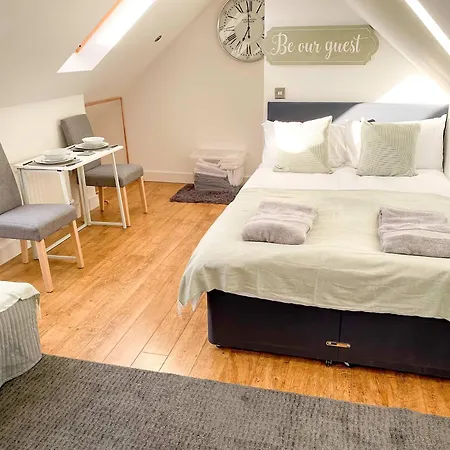 Glades Lovely Self Contained Apartment-studio In Super South West Location By Staystaycations