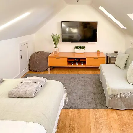 Apartment Glades Lovely Self Contained Apartment-studio In Super South West Location By Staystaycations