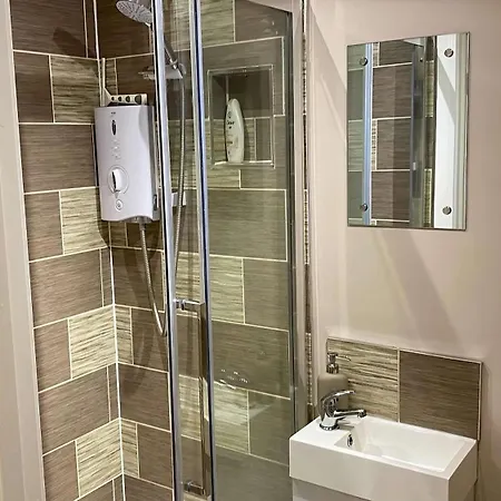 Apartment Glades Lovely Self Contained Apartment-studio In Super South West Location By Staystaycations *