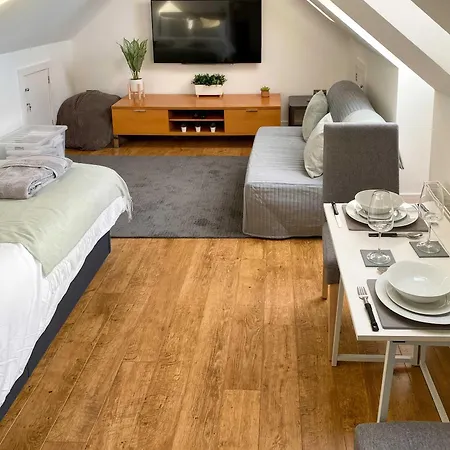 Glades Lovely Self Contained Apartment-studio In Super South West Location By Staystaycations *