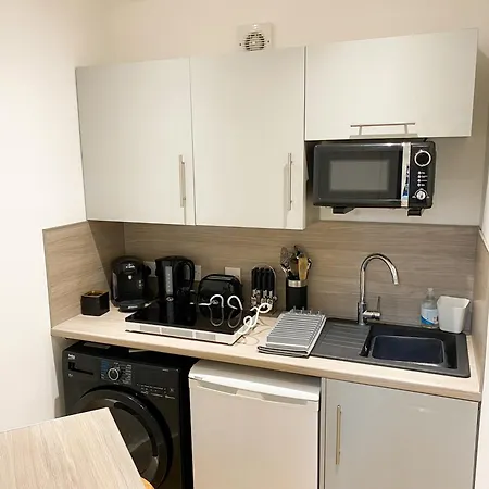 Glades Lovely Self Contained Apartment-studio In Super South West Location By Staystaycations