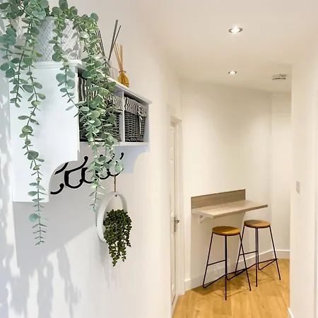 Glades Lovely Self Contained Apartment-studio In Super South West Location By Staystaycations Apartment *